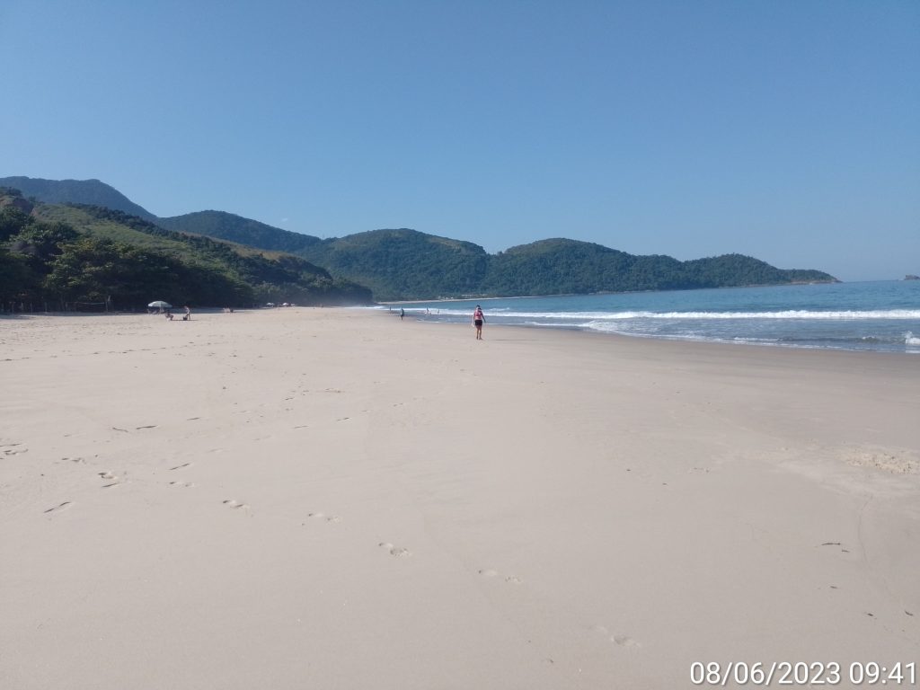 Foto da Praia de Santiago em São Sebastião capturada pela equipe do Instituto Argonauta no mês de junho, sem evidência de lixo (Créditos: Divulgação/Instituto Argonauta)