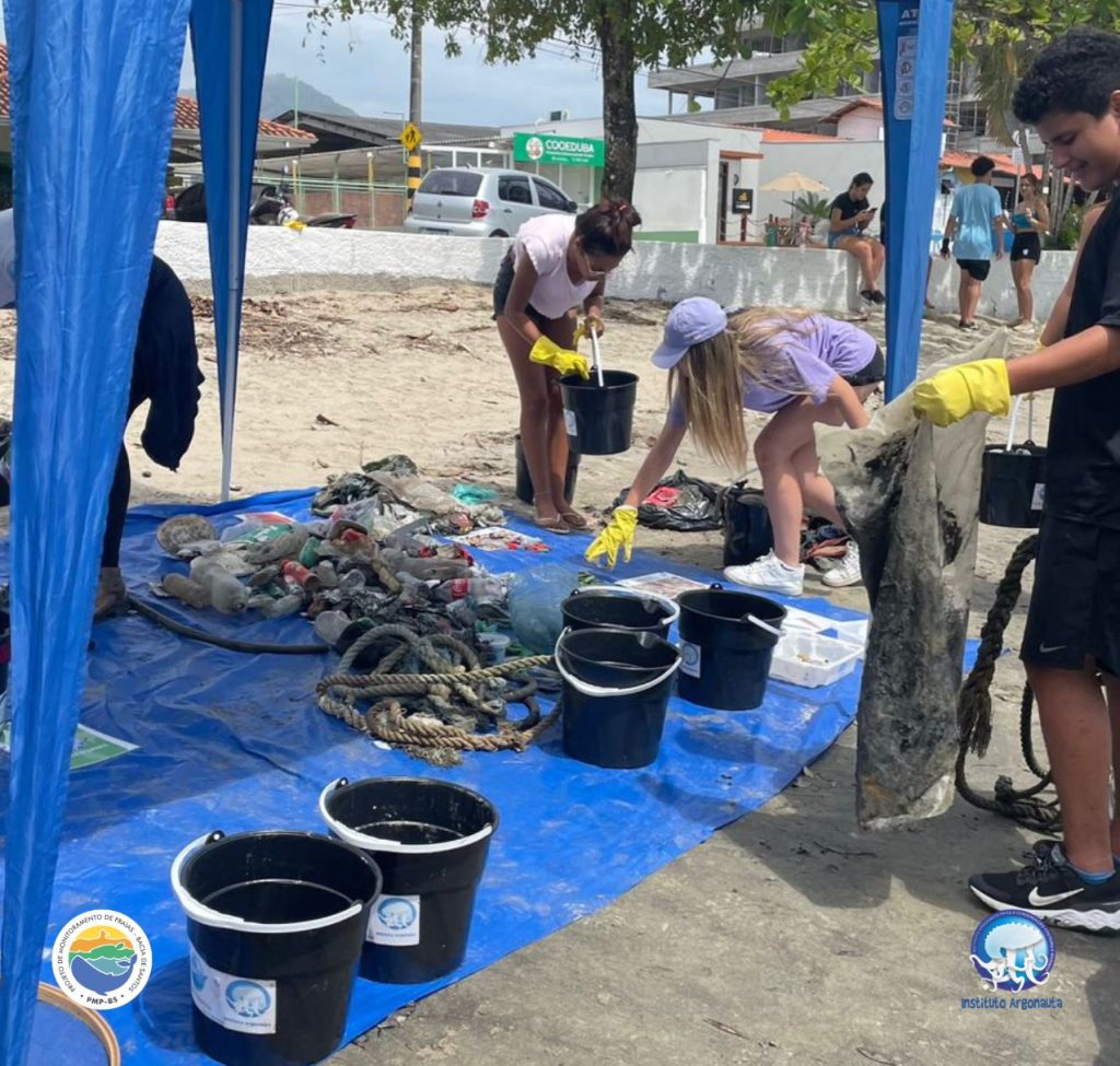 Alunos da Escola Cooperativa participam de limpeza na praia do Itaguá, em Ubatuba, no dia 19.(Créditos: Divulgação/Instituto Argonauta)