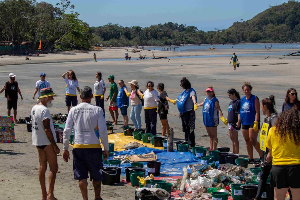 Ação de limpeza de praia em Ubatuba/SP (Créditos: Felipe Domingos/Instituto Argonauta)