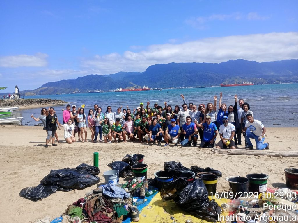 Mutirão de limpeza de praia em Ilhabela/SP (Créditos: Divulgação/Instituto Argonauta)