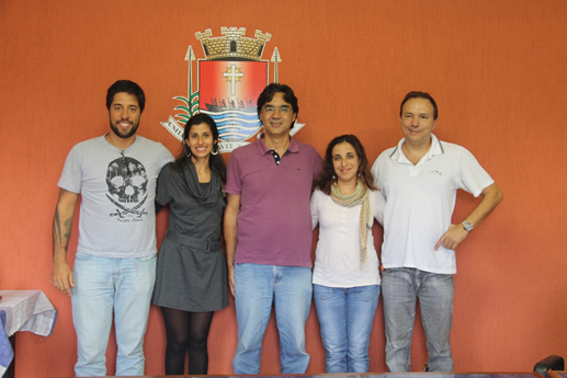 Na foto João Corbisier (Secretário de Turismo), Fabiana Miranda (Engenheira Florestal da Secretaria Municipal Meio Ambiente), Mauricio Moromizato (Prefeito), Carla Beatriz Barbosa (Diretora do Instituto Argonauta) e Hugo Gallo (Presidente Instituto Argonauta).