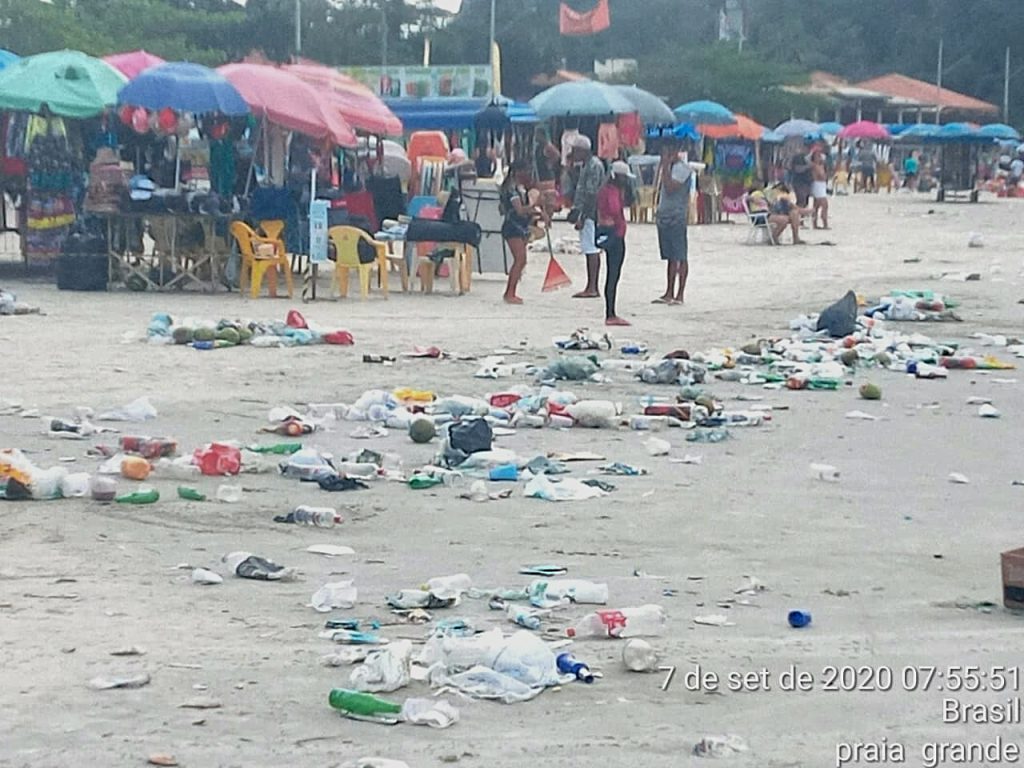 Acúmulo de lixo na Praia Grande de Ubatuba/SP na manhã do dia 7 de setembro. (Créditos: Divulgação/Instituto Argonauta)